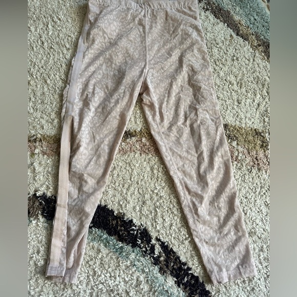 Victoria’s Secret 7/8 High Rise Performance Tight Cheetah Print NWT - Picture 2 of 16